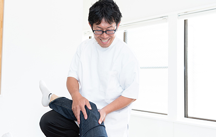 愛知県の整体、理学療法士、柔道整復師、カイロプラクティック、パーソナルトレーニンナー、エステシャン、セラピスト、インストラクターが、キャリアアップのためにセミナーに通う。膝痛。